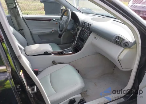 2004 Mercedes-Benz C 240 4Matic z USA, uszkodzony, nr VIN WDBRF81J24F470625